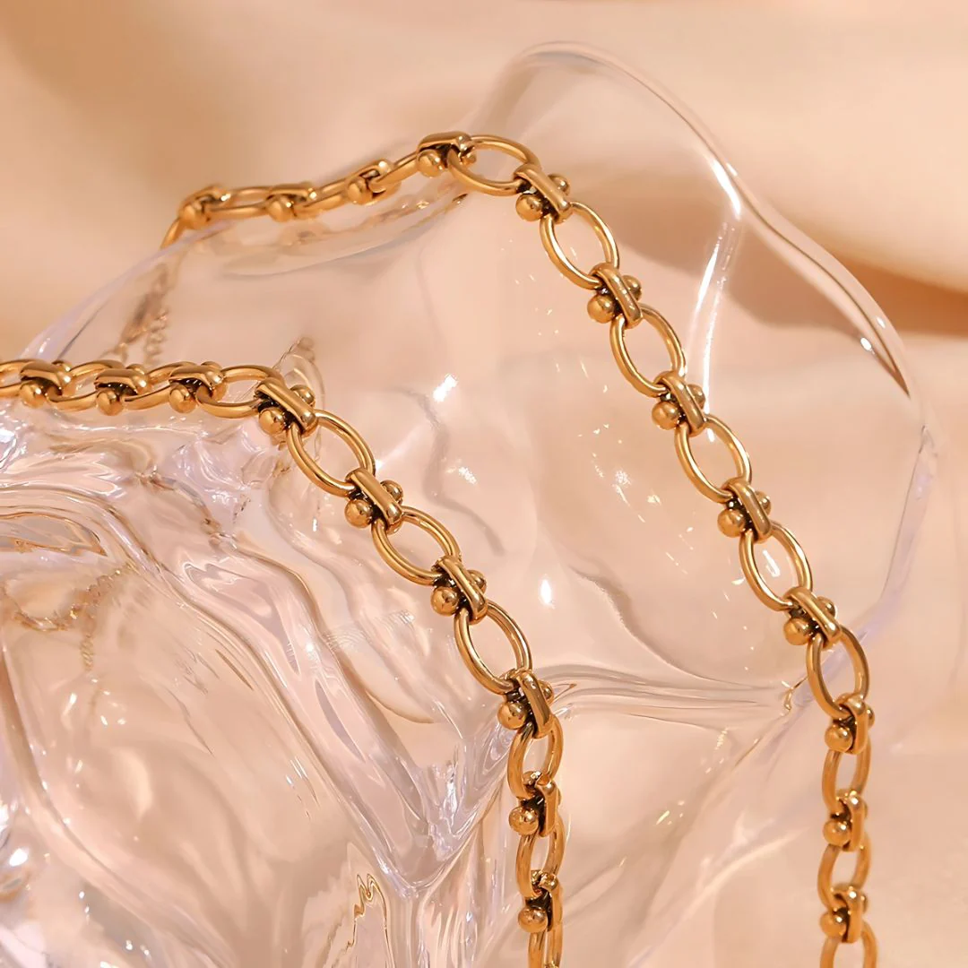 Bold Bridget Oval Link Chain Necklace – Modern Statement Jewelry for Any Occasion - Image 2