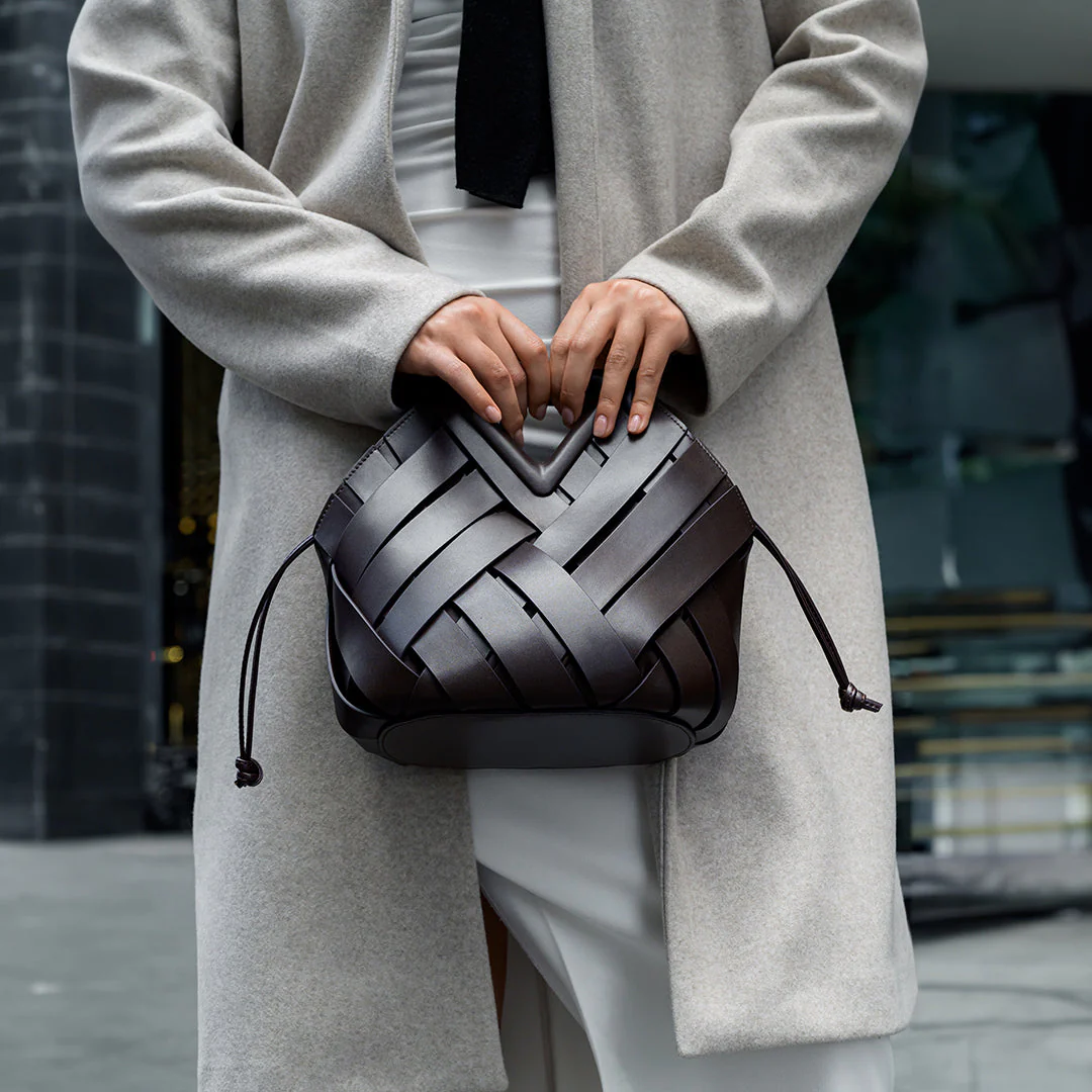 Chic Woven Leather Handbag for Casual and Formal Looks - Image 11