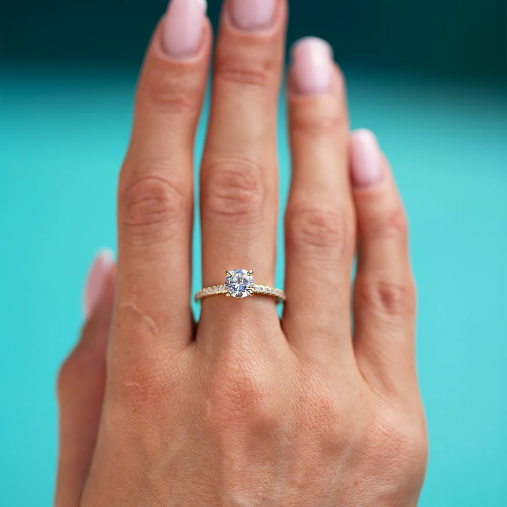 Exquisite Precious Metal Ring with Brilliant Center Stone - Image 11