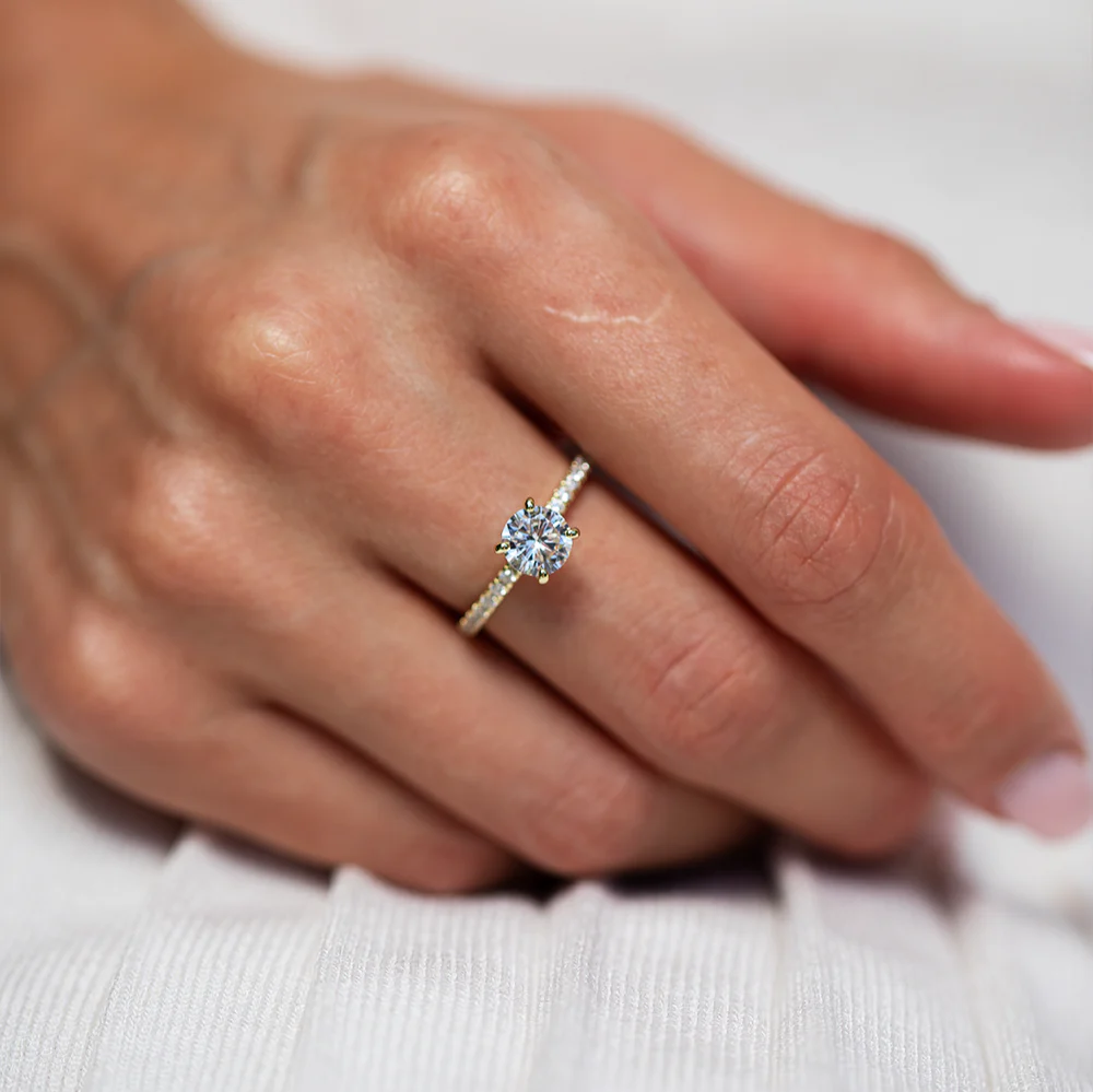 Exquisite Precious Metal Ring with Brilliant Center Stone - Image 12