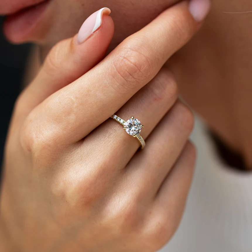 Exquisite Precious Metal Ring with Brilliant Center Stone - Image 7